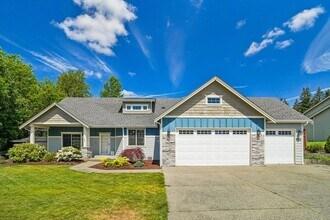 Building Photo - 853 SW Norpoint Ct