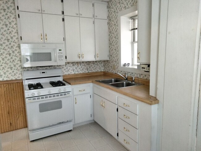 Foto del edificio - Spacious 1 bedroom 1 bath on the Main Level of a 5 plex.