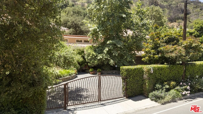 Building Photo - 3265 Mandeville Canyon Rd