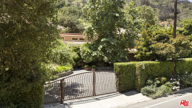 Foto del edificio - 3265 Mandeville Canyon Rd