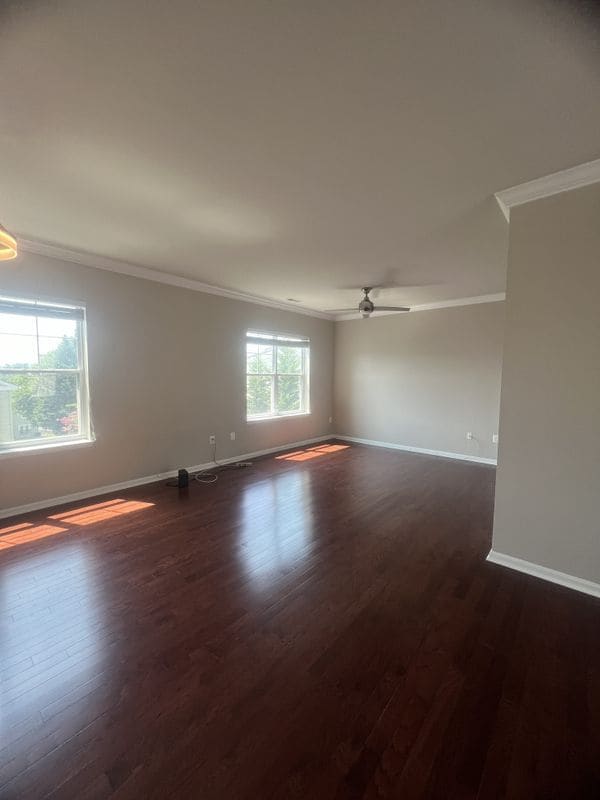 Building Photo - 405 Woodcrest Dr SE
