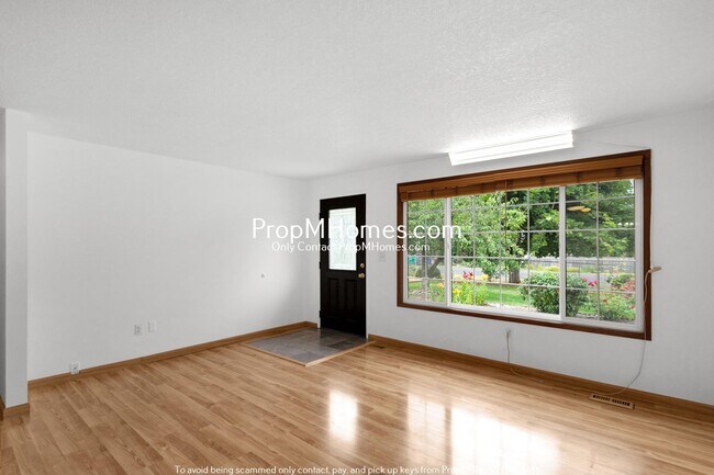 Foto del edificio - Updated Five Bedroom Beauty in NE!