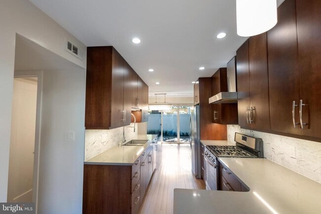 Foto del edificio - 5250 Pooks Hill Rd