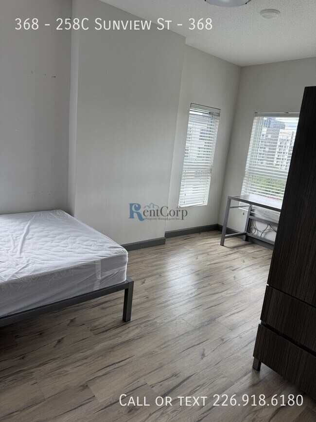 Photo du bâtiment - 258C-258C Sunview St