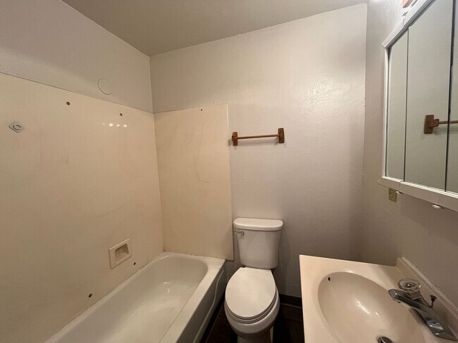 Building Photo - 709 Belmont