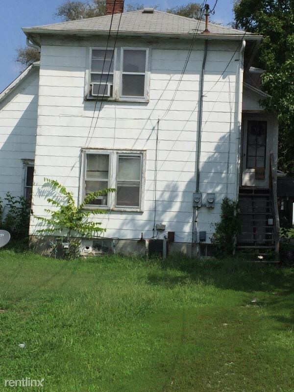 Building Photo - 4 br, 2 bath Apartment - 560 W.Arrow St
