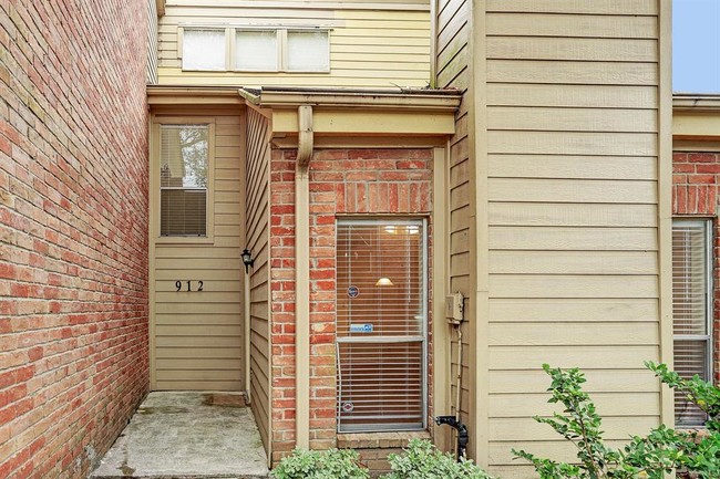 Building Photo - 912 Memorial Village Dr