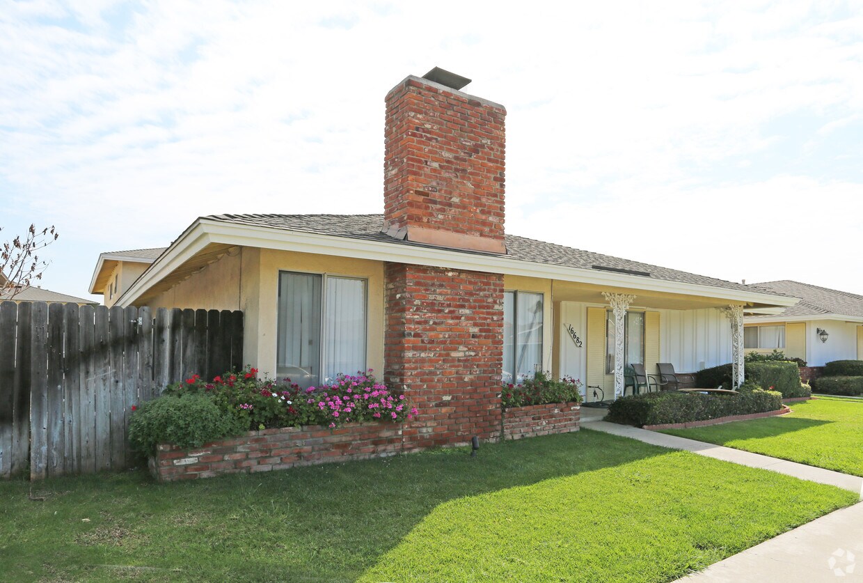 Foto del edificio - 16682 Bartlett Ln