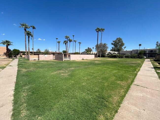 Foto del edificio - 2408 W Campbell Ave