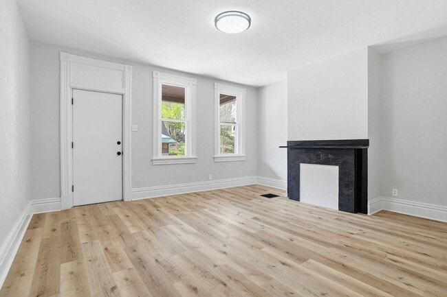 Foto del edificio - 3 bed 1 bath - completely updated, great location, central air, laundry