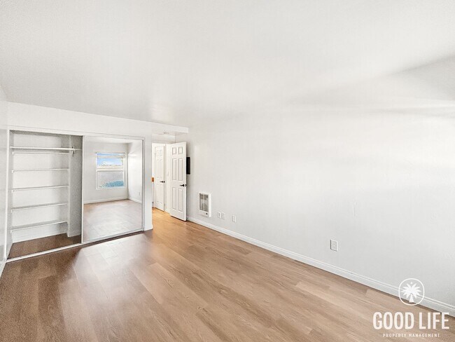 Foto del edificio - Beautiful 1BD/1BA w/ Reserved Parking and Laundry On-Site in Pacific Beach!