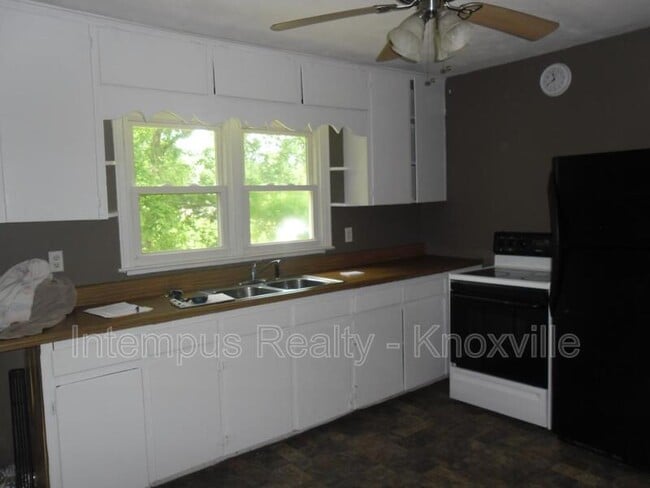 Photo - 805 Centeroak Dr House