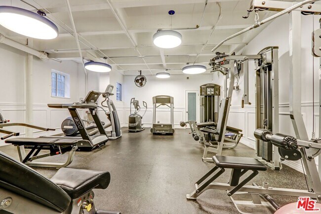 Foto del edificio - 450 N Rossmore Ave