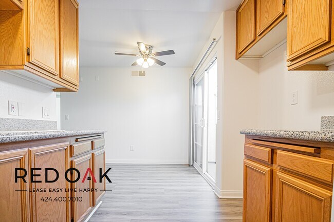 Building Photo - Completely Remodeled Top Floor Bright and ...