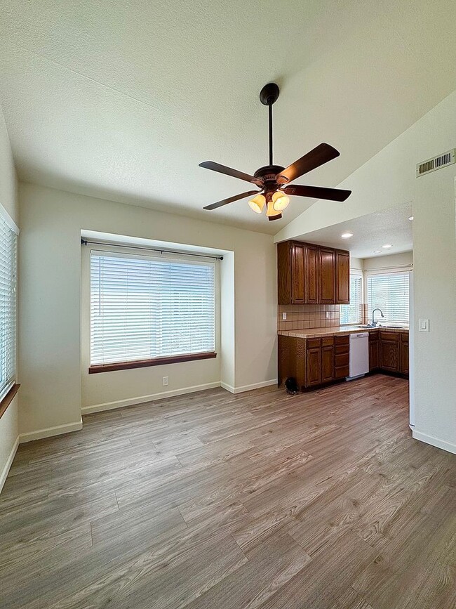 Building Photo - Beautifully Upstairs Condo at Ridgecrest Condominiums!! HOA Pool/Jacuzzi