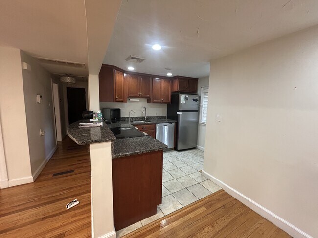 Foto del edificio - 44 Carroll Ave