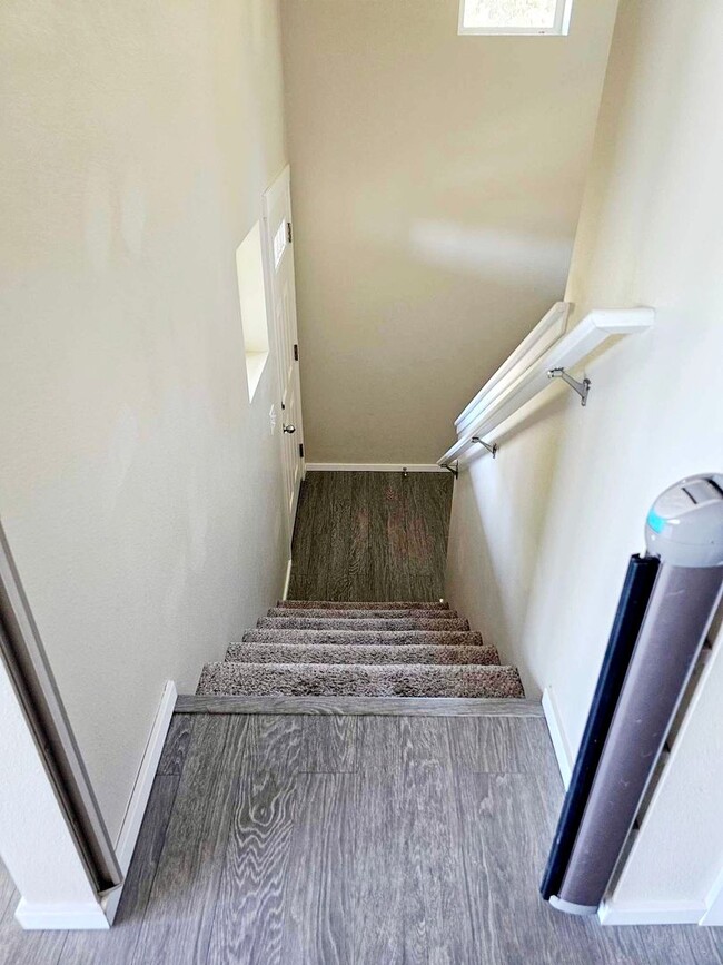 Building Photo - Bright and cheery 3 bed with fully fenced ...