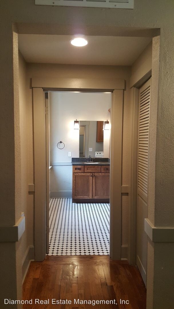 Building Photo - Studio, 1 bath  - 329 Poyntz 103 S. 4TH #211