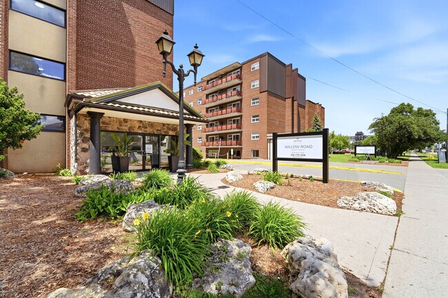 Photo du bâtiment - 85 & 89 Willow Road Apartments