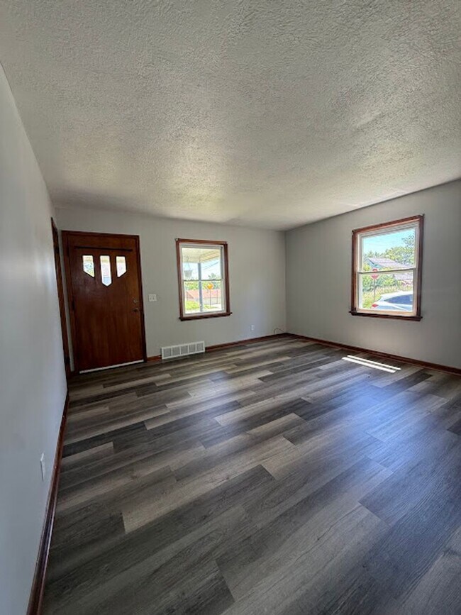 Foto del edificio - Two bedroom home with one car garage for rent - Canton NE