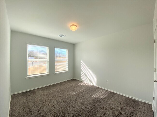 Building Photo - 821 Twin Lakes Dr