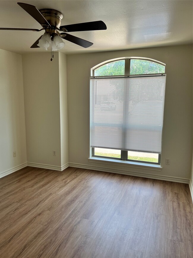 Foto del edificio - 717 N Marshall Ln