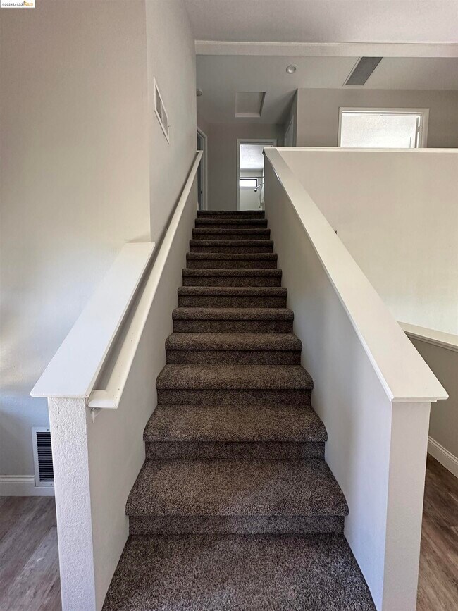 Building Photo - 530 Mockingbird Ln
