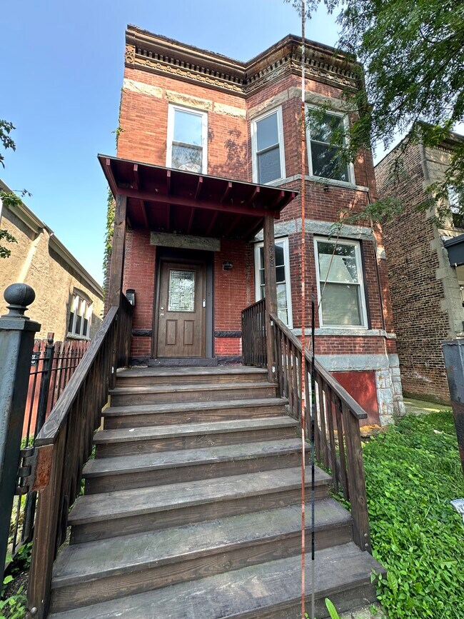Escalera principal que conduce a la entrada privada de esta vivienda totalmente reformada en la primera planta. - 5653 S May St