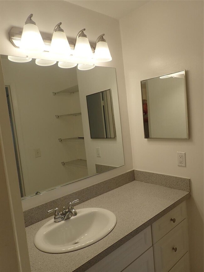 Foto del edificio - 2700 Riverside Dr