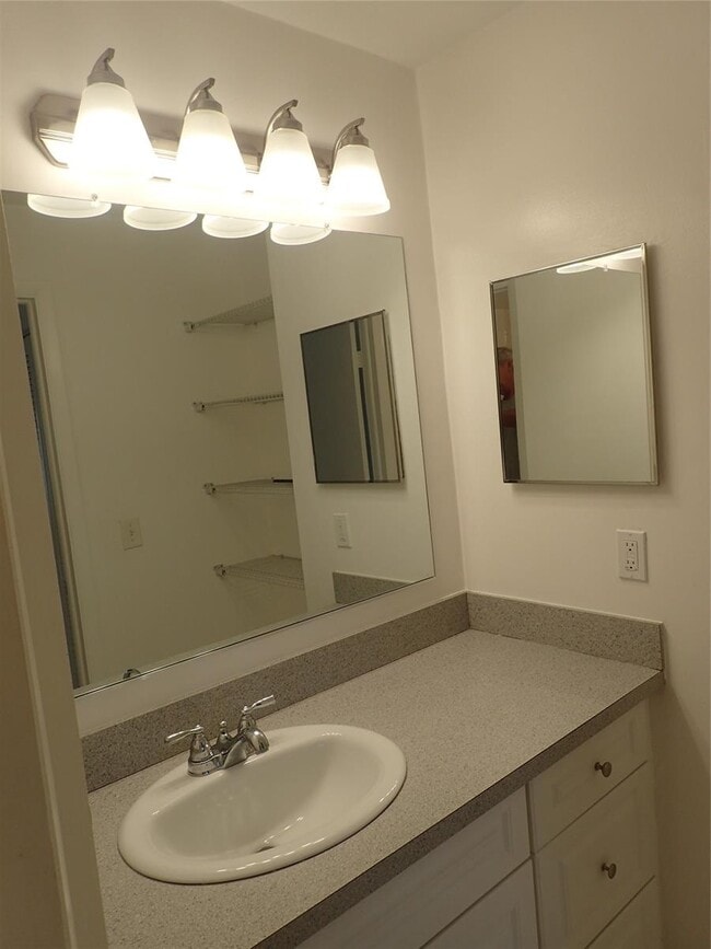 Building Photo - 2700 Riverside Dr
