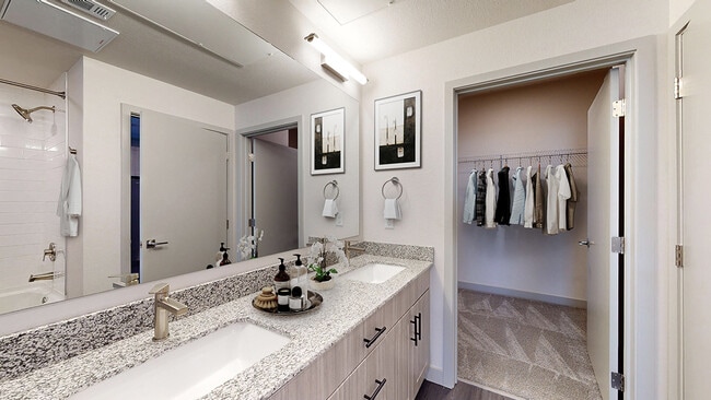 1/1, 660sf - Railside at Wadsworth Station