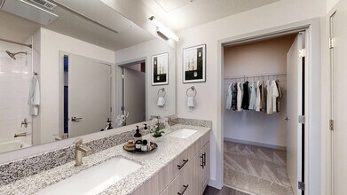 1/1, 660sf - Railside at Wadsworth Station