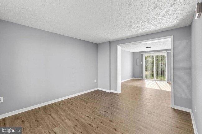Building Photo - Available Now!  3 Bedroom Townhouse King George