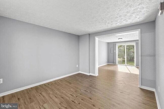 Foto del edificio - Available Now!  3 Bedroom Townhouse King George