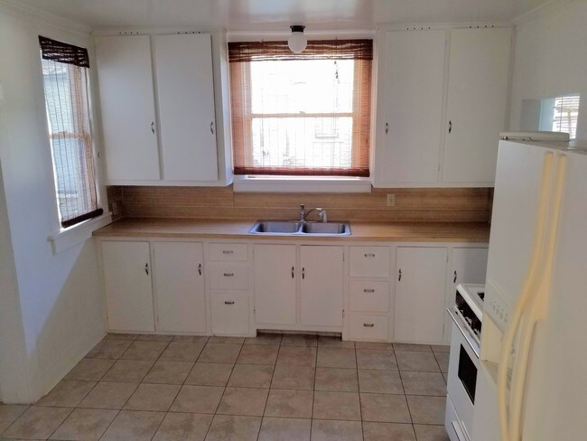 Large kitchen - 802 Columbia Ave