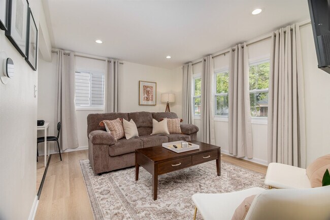 Foto del edificio - 1326 E Evelyn Ave