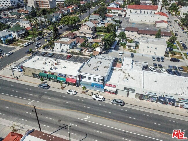 Foto del edificio - 4015 W Olympic Blvd