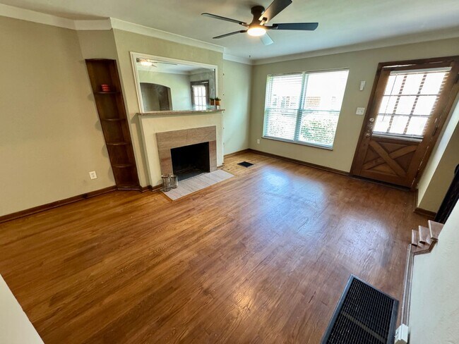 Building Photo - 2 Bedroom - Grandview Area