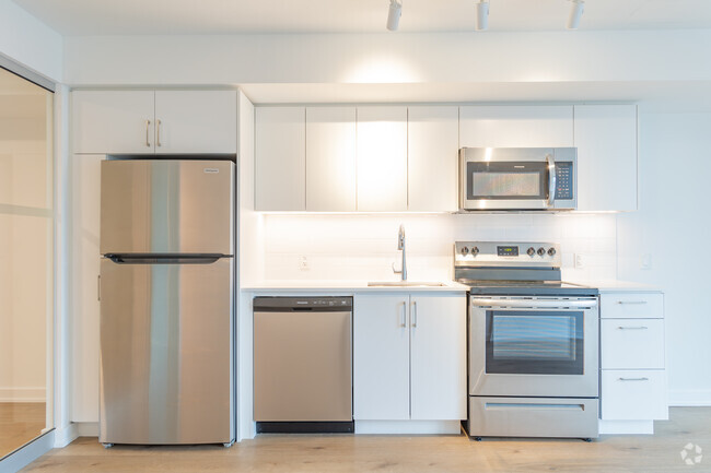 1BR, 1BA - 571SF - Kitchen - College West