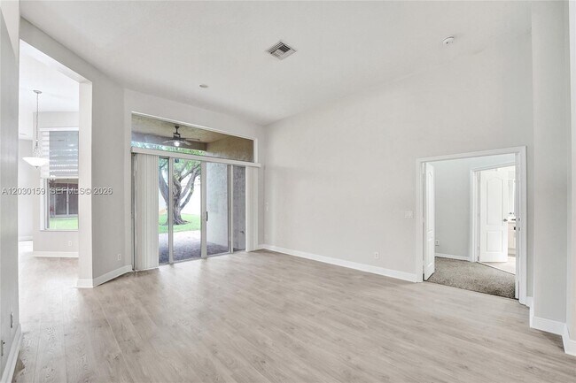 Foto del edificio - 6334 SW 192nd Ave