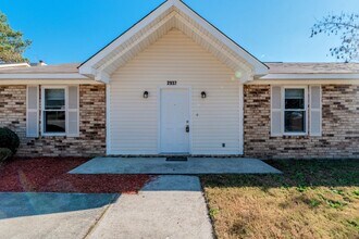 Building Photo - 2937 Dahlia Dr