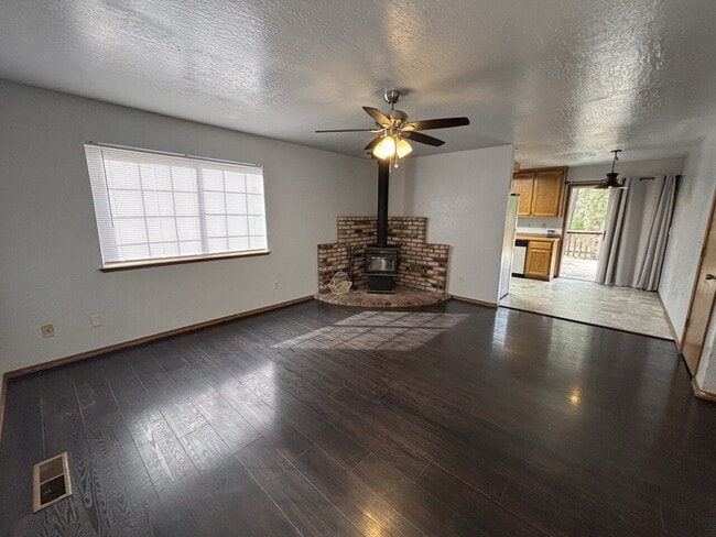 Foto del edificio - 3/2 on 3/4 acre lot near Holiday Market for rent!