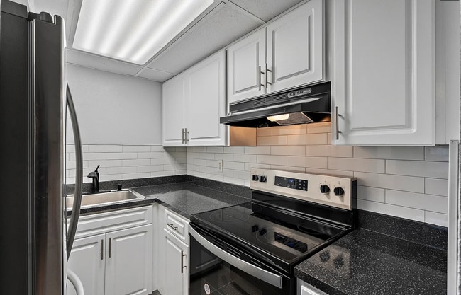 Building Photo - Splendid unit near the beach