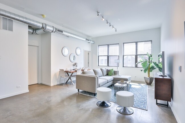 Building Photo - 1062 N Ashland Ave