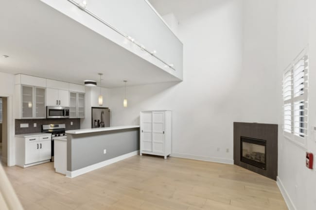 Building Photo - Charming 2-Bedroom Condo with Modern Comfo...