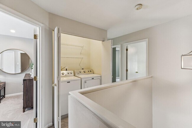 Lavandería en el pasillo del segundo piso - 81 Talbot Ct