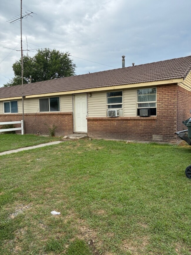 Building Photo - 202 W Lorene Ln