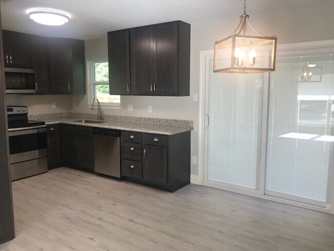 Foto del edificio - Gorgeous Completely Renovated Home Near Do...