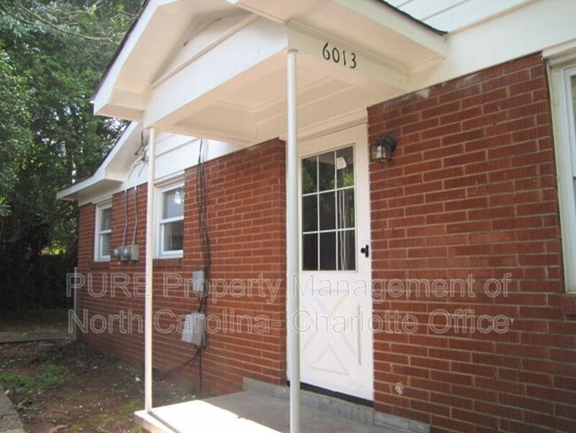 Building Photo - 6013 Ingleside Dr