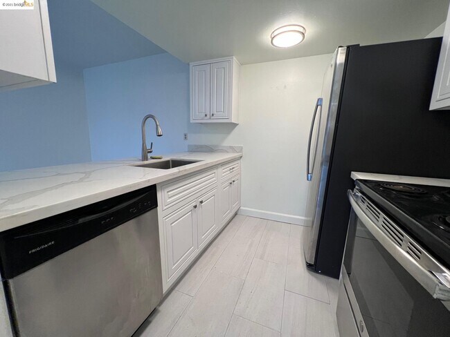 Foto del edificio - 5471 Roundtree Pl